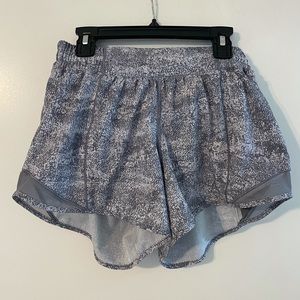 Lululemon Hotty Hot Short II *Long 4" size 6